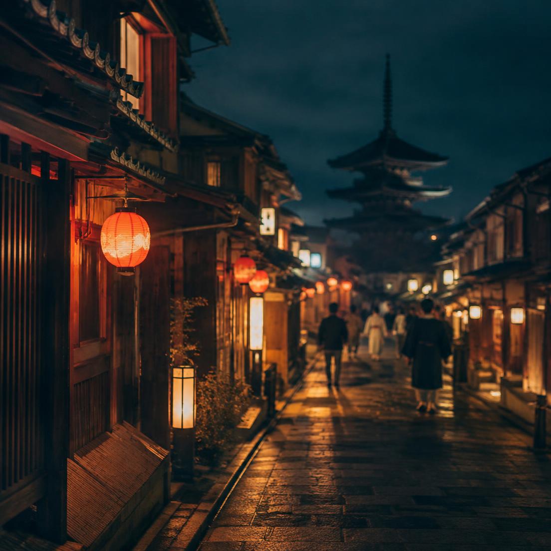 Une ruelle étroite de Kyoto éclairée par des lanternes en papier, la nuit